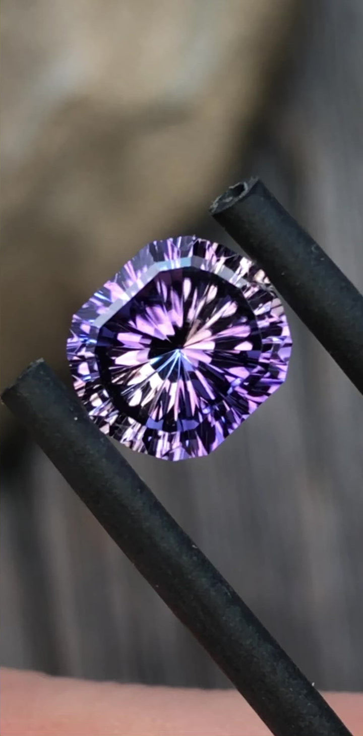 Saphir Violet Taille Fantaisie 7.25x6.14mm, 1.36 Carats - Umba Sapphire - Eye Clean Sapphire()