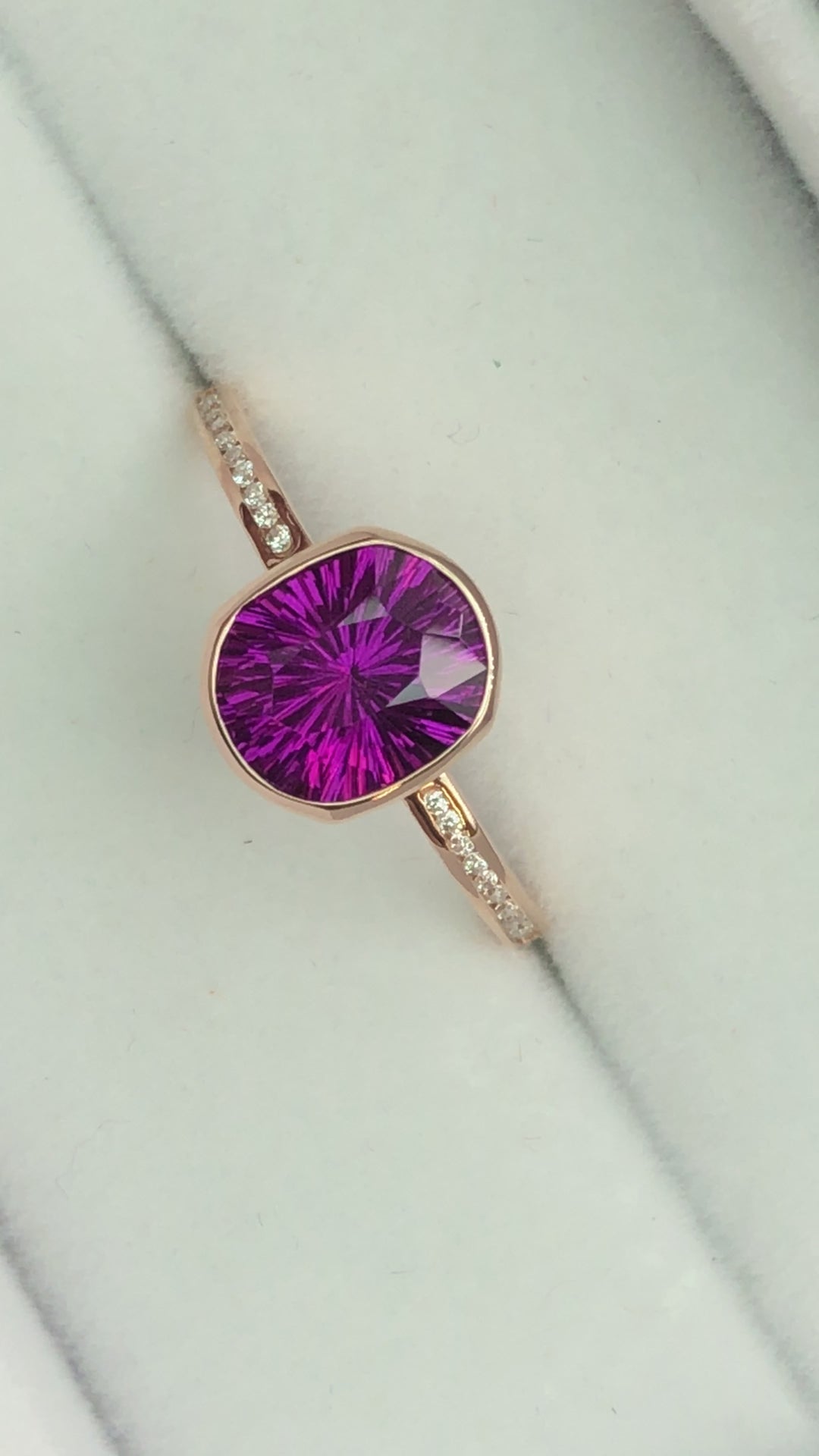 Sertissage de bague de lunette en or rose accentué de canal de diamants - Représenté avec un grenat violet taille fantaisie (serti uniquement, pierre centrale vendue séparément)