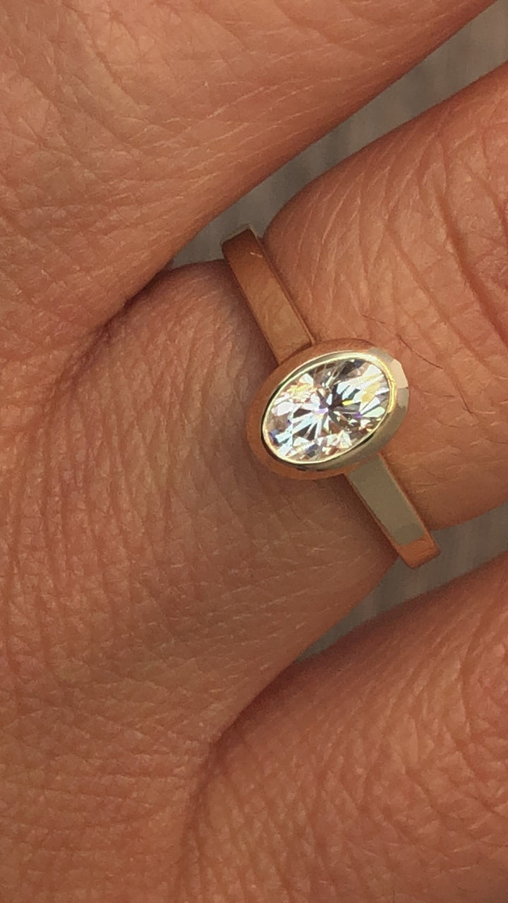 Farbloser Moissanit-Ring mit ovaler Peekaboo-Lünette, 4 x 6 mm, Solitärring – Forever One Moissanit – glänzender Moissanit-Ring – Moissanit-Solitärring