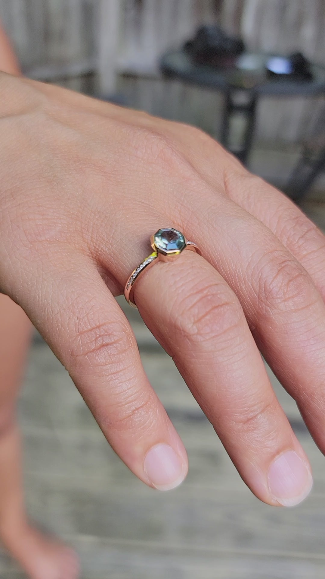 Ringfassung aus Roségold mit Diamantkanal-Akzent – ​​dargestellt mit einem präzisionsgeschliffenen, farbwechselnden Montana-Saphir-Achteck (nur Fassung, Mittelstein separat erhältlich)