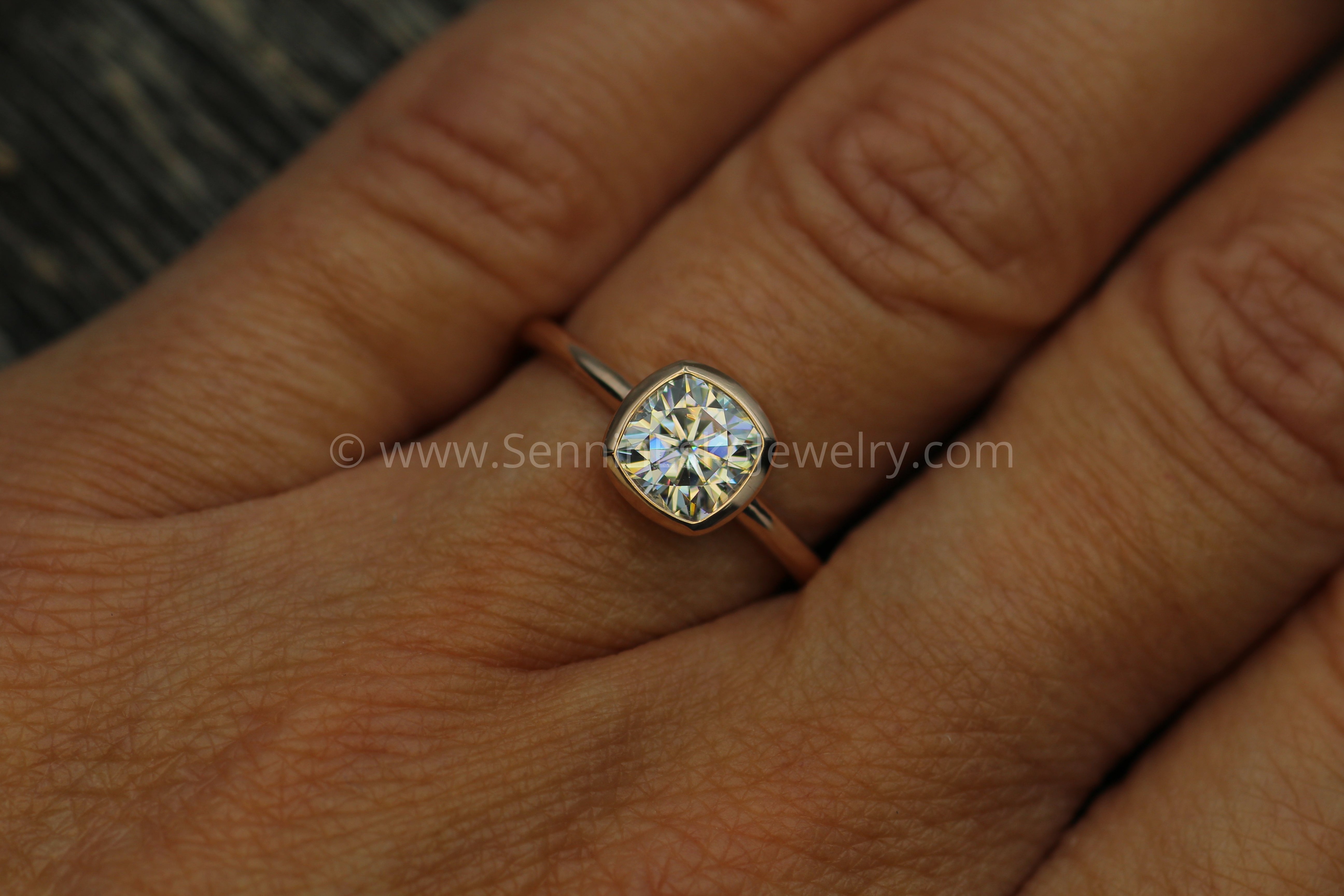 Sinai 30ml 2本 Colorless Moissanite 6x6mm Cushion Cut Bezel Solitaire Ring
