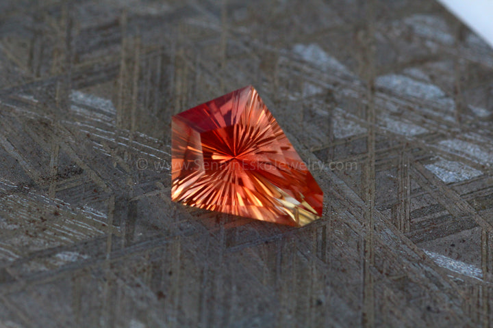 Hexagone de cerf-volant en pierre de soleil de l'Oregon de 4,2 carats - 13,9 x 10,8 mm, coupe fantaisie