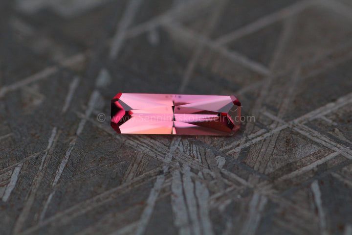 0.57 ct Rose Saphir Rose Long Octogone - Umba - 8.5x2.7mm, Taille Spéciale