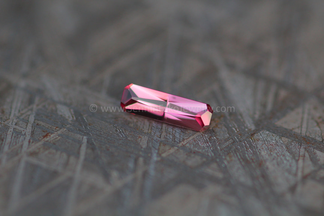 0,57 ct rosafarbener Saphir, langes Achteck – Umba – 8,5 x 2,7 mm, Spezialschliff