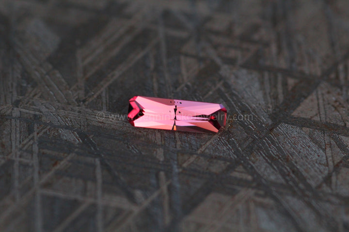 0,57 ct rosafarbener Saphir, langes Achteck – Umba – 8,5 x 2,7 mm, Spezialschliff