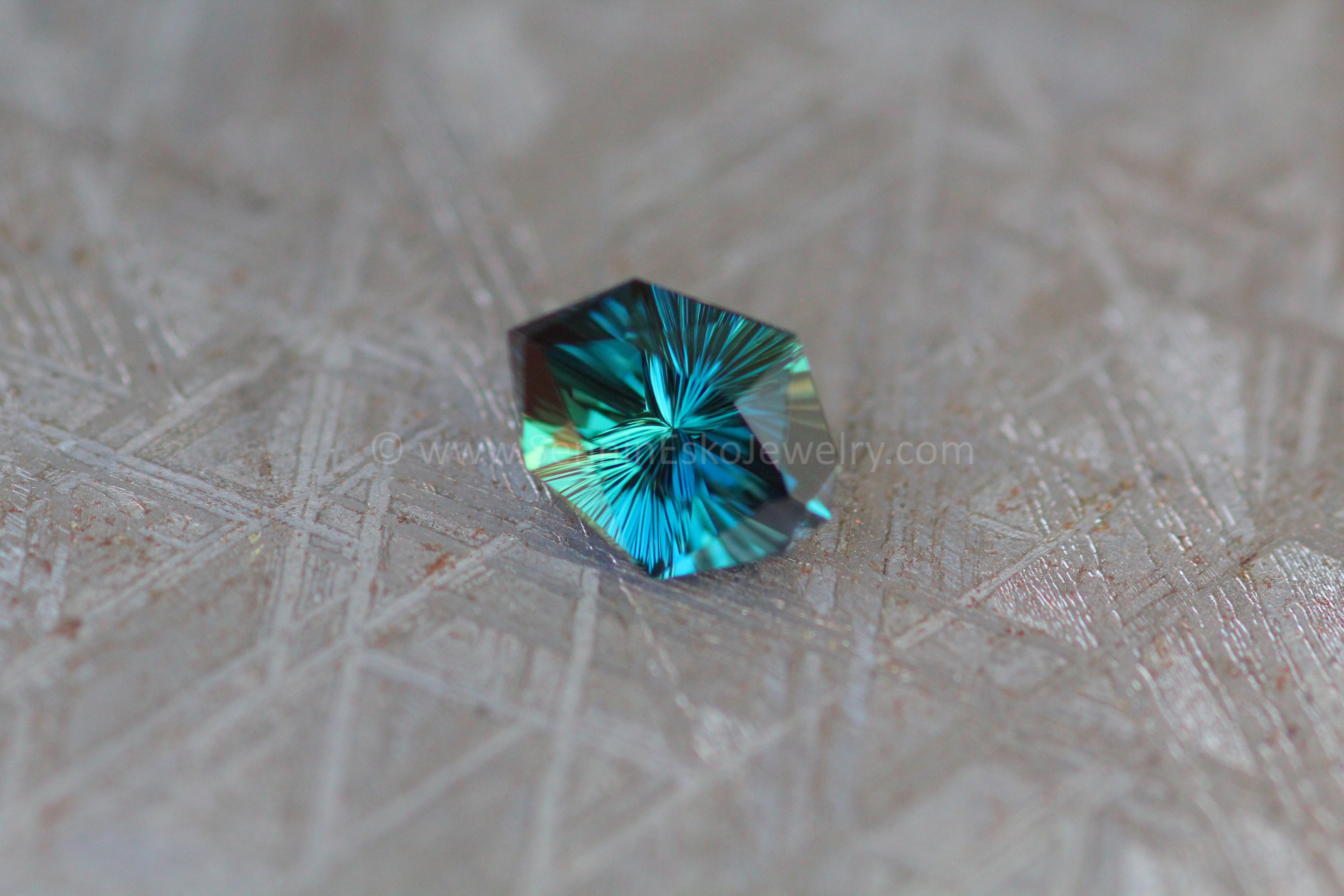 You　サファイア 1.76 Carat Deep Neon Blue/Green Sapphire Kite - 8.8x6.7mm