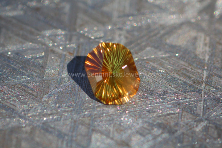 1,8 Karat gebranntes orangefarbenes Zehneck aus Saphir – Fantasieschliff 8,5 x 6,3 mm