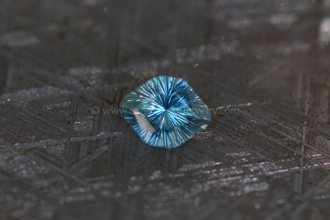 Décagone Hexagonal Saphir Bleu Glacé/Vert 1.6 Carat - 8.3x6.4mm
