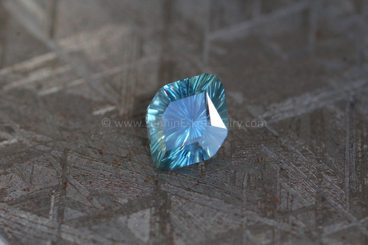 Décagone Hexagonal Saphir Bleu Glacé/Vert 1.6 Carat - 8.3x6.4mm