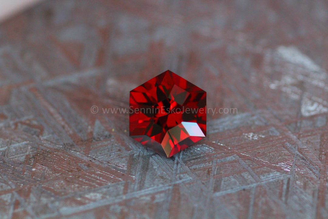 Hexagone Grenat Rouge Foncé 3.4 Carats - 9.3x8.1mm