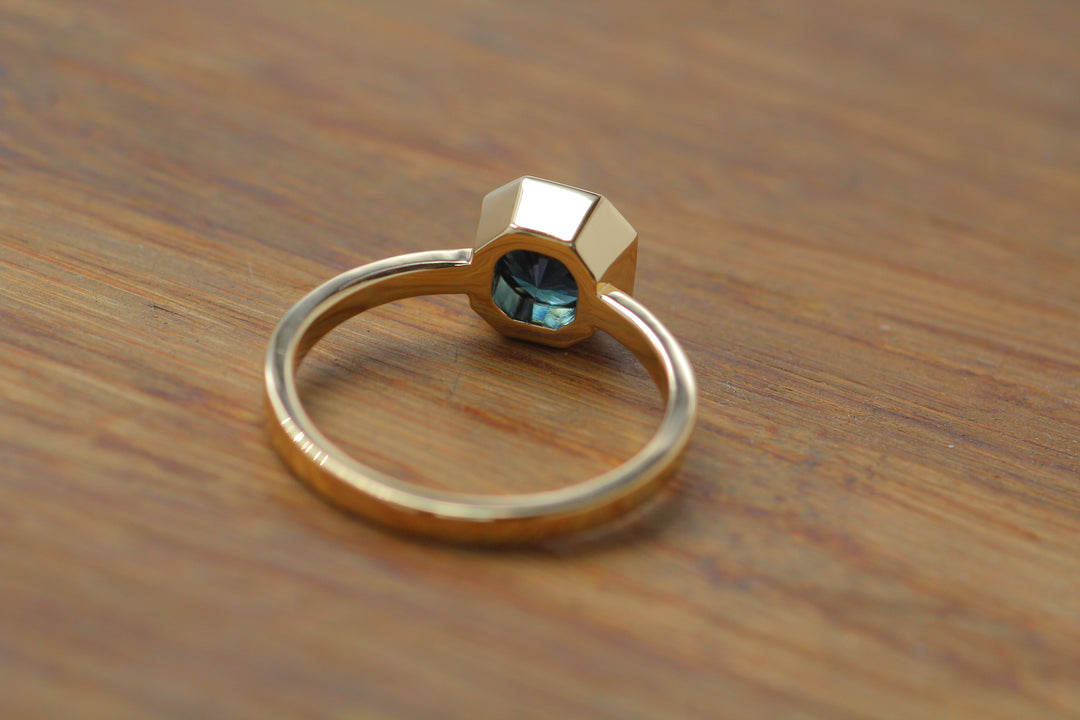 VERSANDFERTIG: 1,39 Karat tintenblauer/grüner Saphir-Ring aus 14-karätigem Gelbgold – Größe 6,5