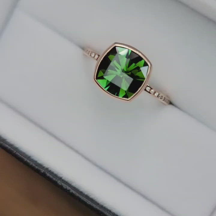 Zargenringfassung aus Roségold mit Diamantkanal-Akzent – ​​abgebildet ist ein präzisionsgeschliffener grüner Turmalin (nur Fassung, Mittelstein separat erhältlich)