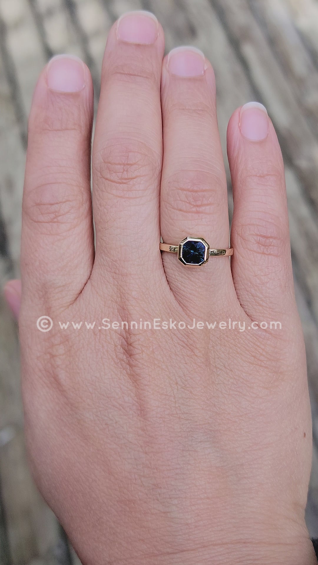 PRÊT À EXPÉDIER 1.39 Carat Inky Blue/Green Sapphire 14kt Yellow Gold Ring - Taille 6.5