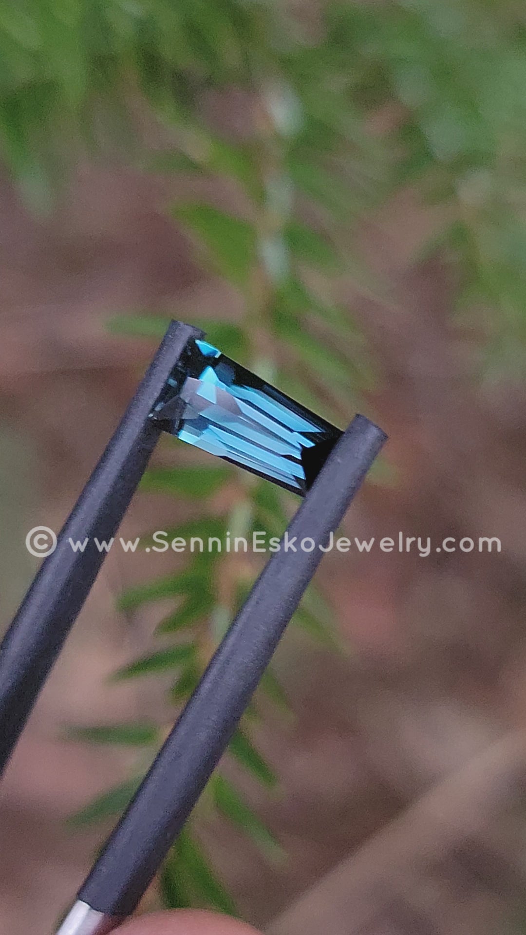 1,5 ct blaugrüner, konischer Baguette-Saphir aus Kenia – 9,6 x 4,7 x 3,8 mm