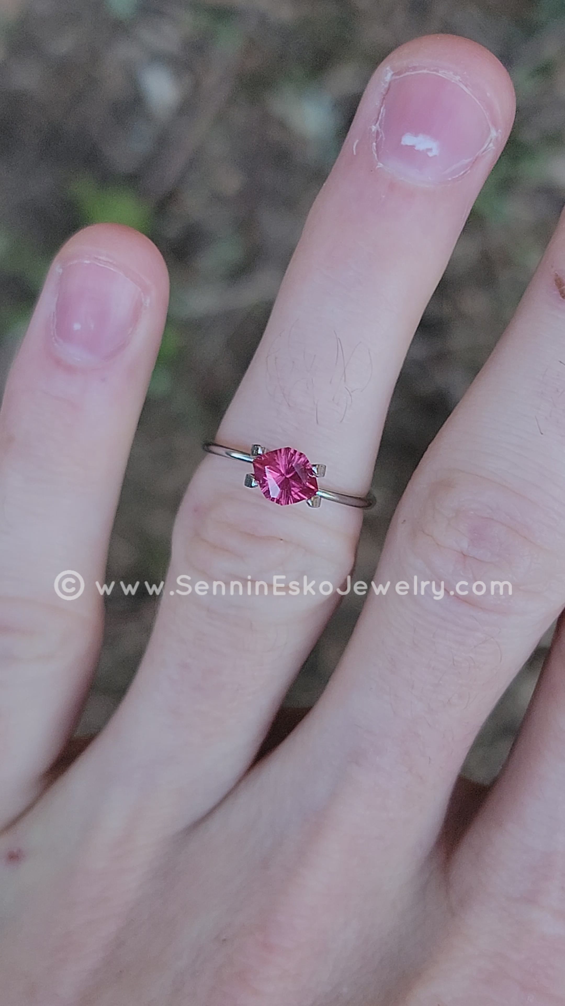 Rubyページ 0.82 ct Ruby Hexagon - Unheated - 7.2x5.5mm, Fantasy Cut