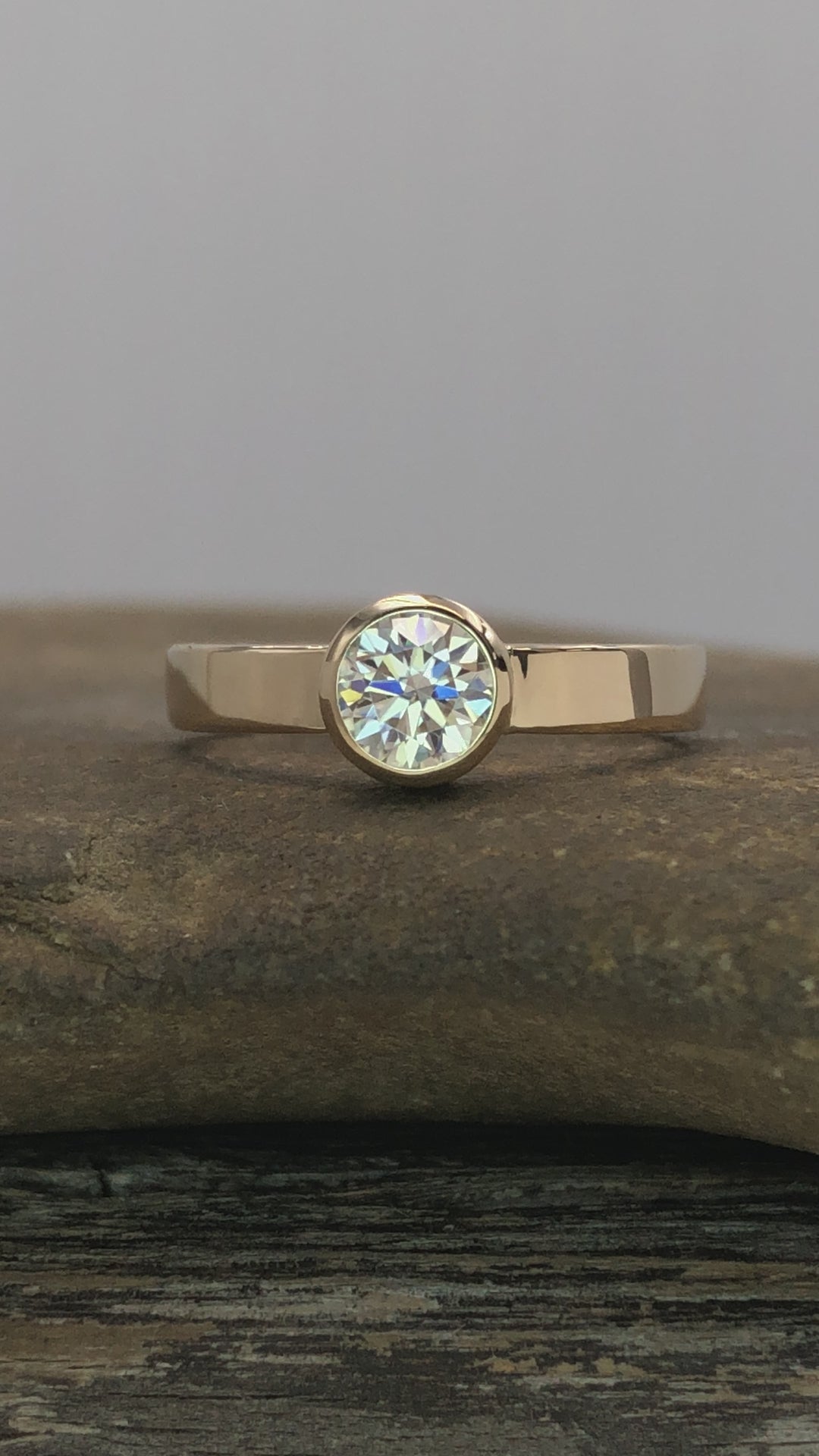 Bague de fiançailles Moissanite en or jaune 5 mm avec lunette brillante - Bande plate