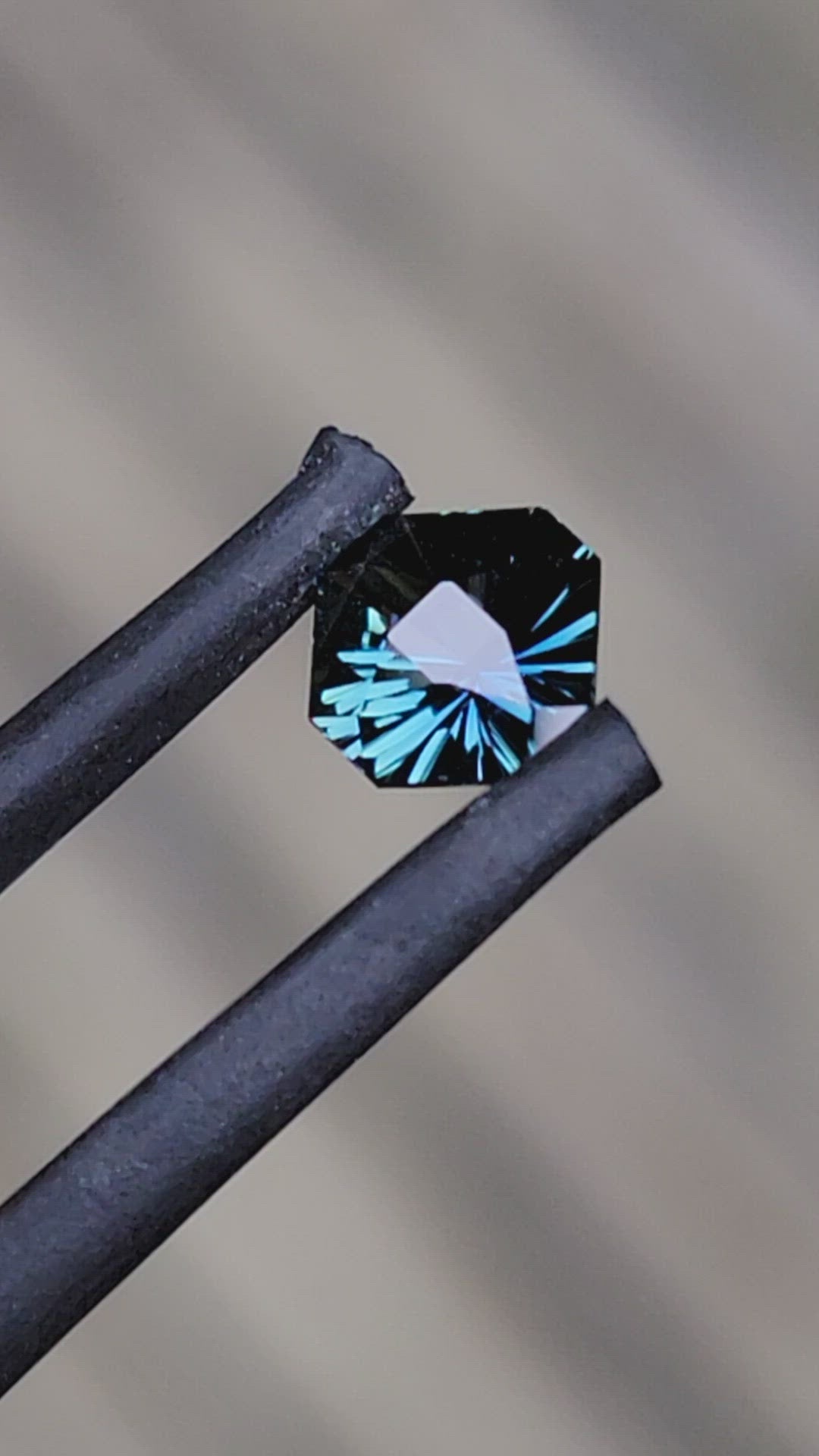Octogone saphir sarcelle 0,64 carat - Taille fantaisie, 5,3 x 5,7 mm