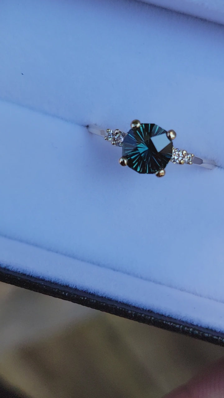 Sertissage multi-griffes accentué de diamants à cinq pierres - Représenté avec un saphir bleu sarcelle (serti uniquement, pierre centrale vendue séparément)