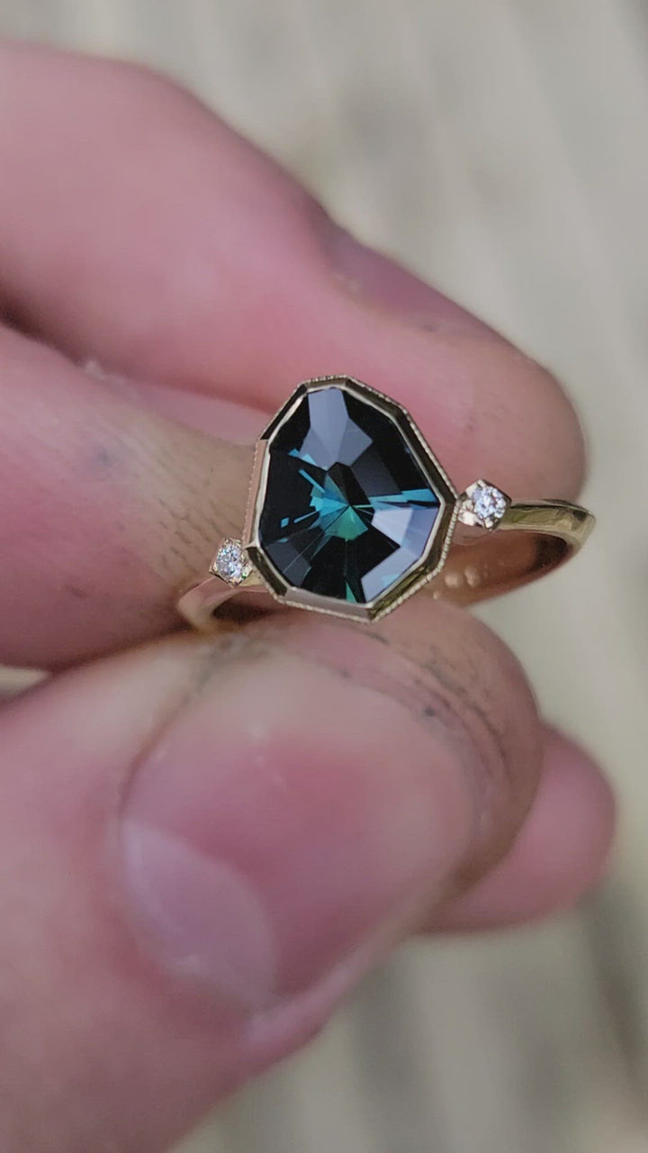 Ring mit messerscharfer Lünette und kleinen Diamantakzenten – abgebildet mit einem 1,8 Karat Parti-Saphir (nur Fassung, Mittelstein separat erhältlich)