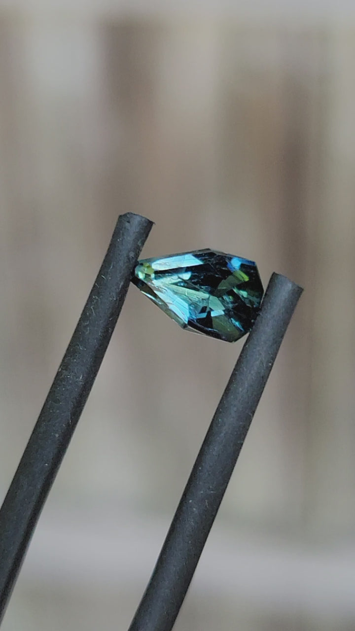 (Moins que parfait) Cerf-volant en saphir vert bleuté de 1,1 carat - 7,3 x 4,7 mm