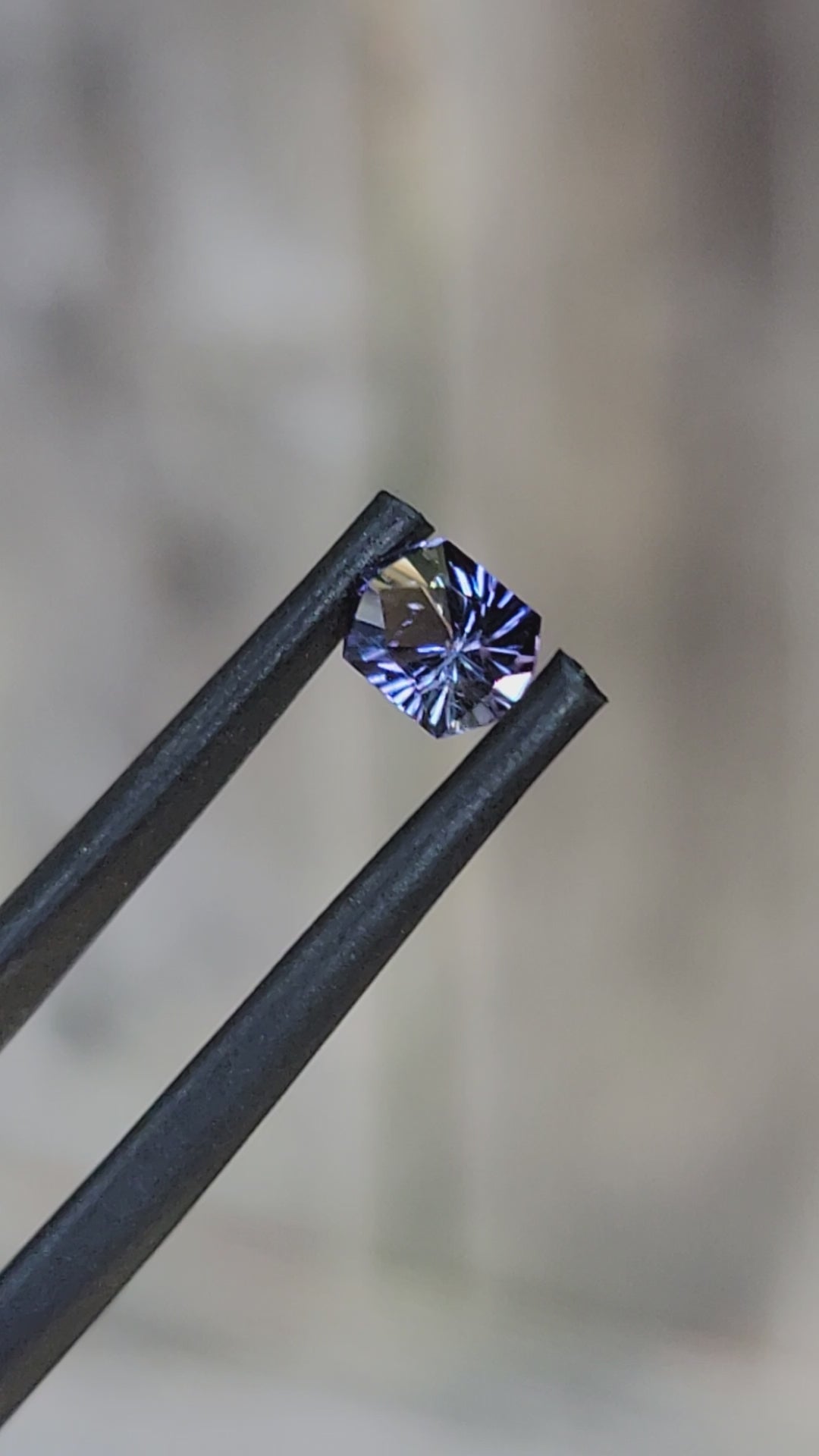 Décagone de saphir Umba bleu électrique/violet de 0,74 carat - taille fantaisie, 6 x 4 mm