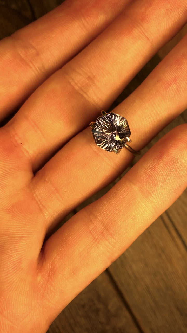 Saphir Umba bleu/violet à changement de couleur taille fantaisie 7,4 carats, 11,1 x 10 mm