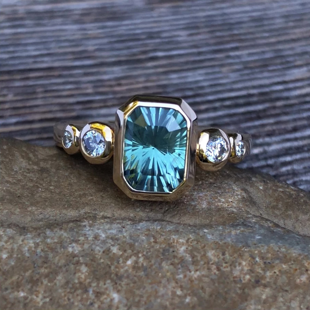 Sertissage multi-lunette accentué de diamants à cinq pierres - Représenté avec un octogone en saphir du Montana taille fantaisie (serti uniquement, pierre centrale vendue séparément)