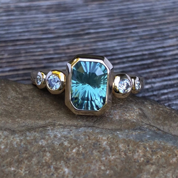 Sertissage multi-lunette accentué de diamants à cinq pierres - Représenté avec un octogone en saphir du Montana taille fantaisie (serti uniquement, pierre centrale vendue séparément)