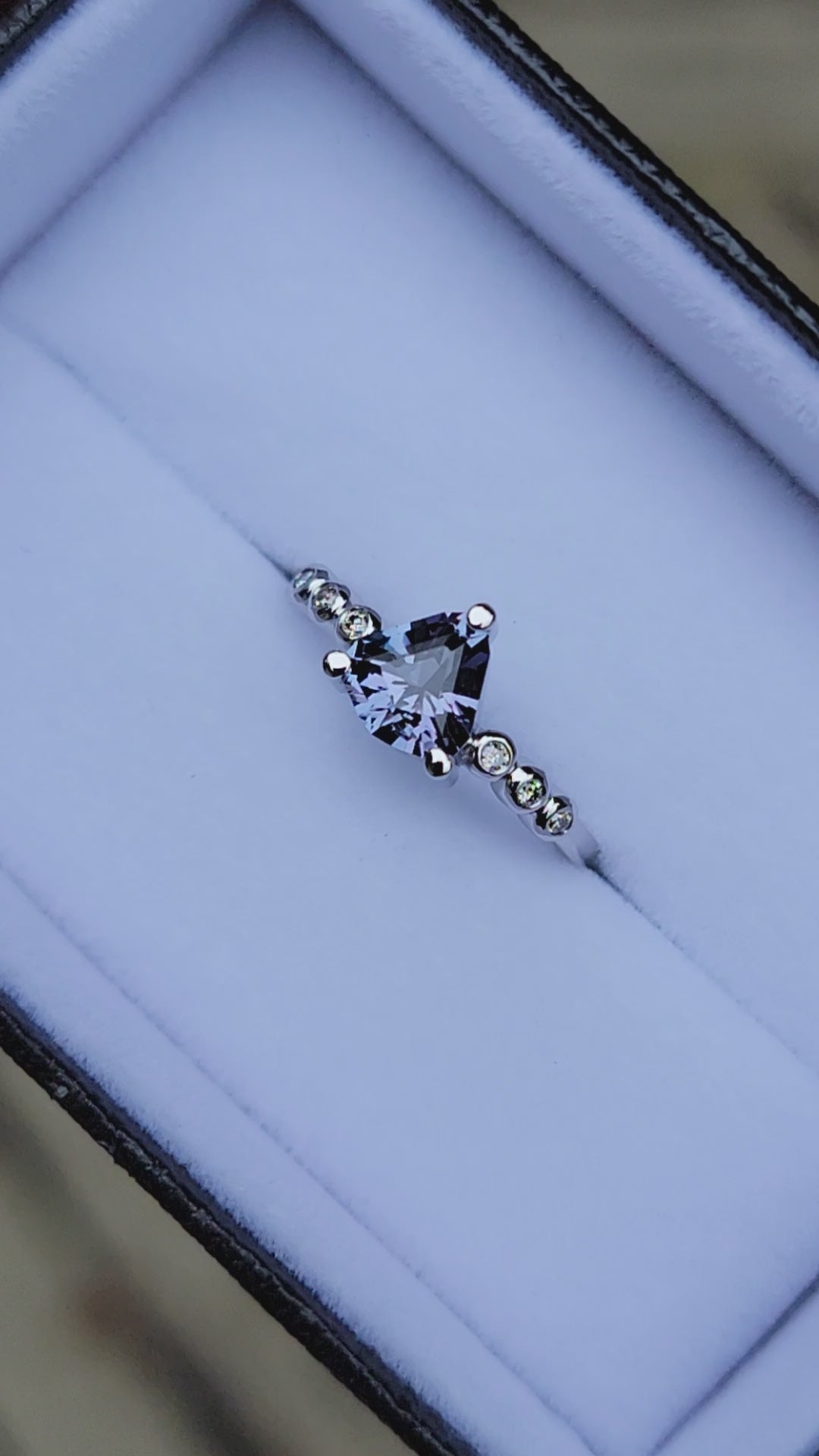 Krappenfassung mit sieben Diamantsteinen und Akzenten – dargestellt mit einem fliederfarbenen Spinell (nur Fassung, Mittelstein separat erhältlich)