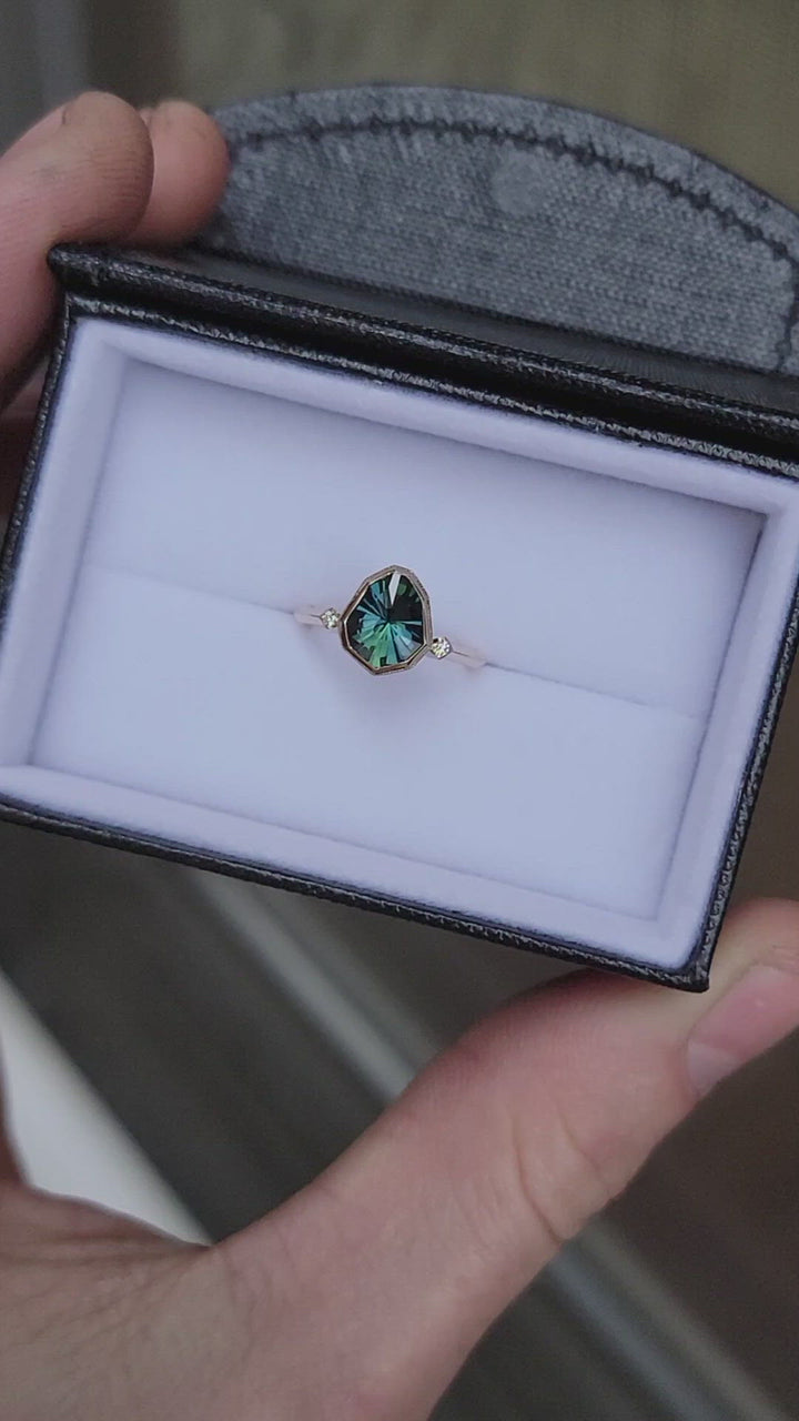 Ring mit messerscharfer Lünette und kleinen Diamantakzenten – abgebildet mit einem 1,8 Karat Parti-Saphir (nur Fassung, Mittelstein separat erhältlich)