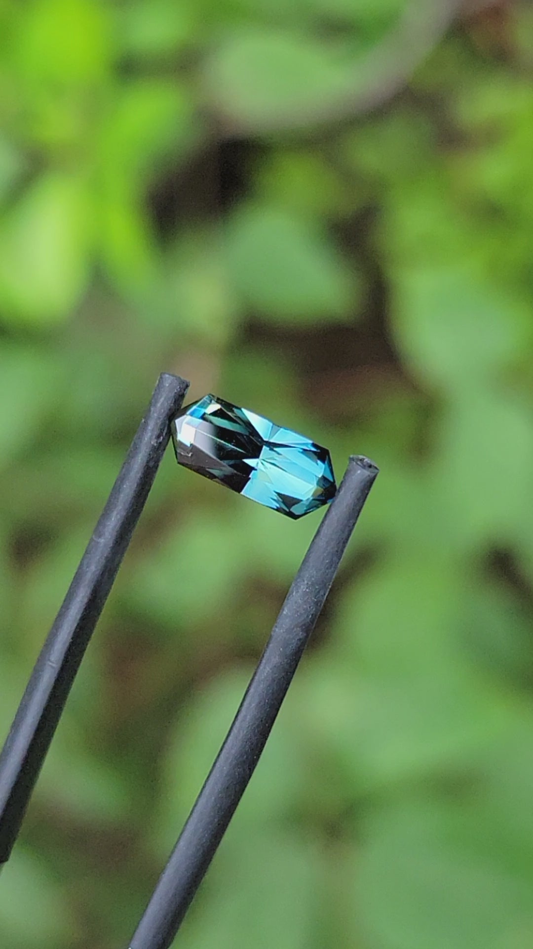 1,7 Karat partigelber/blauer sechseckiger Saphir – Scherenschliff, 11,2 x 4,4 mm