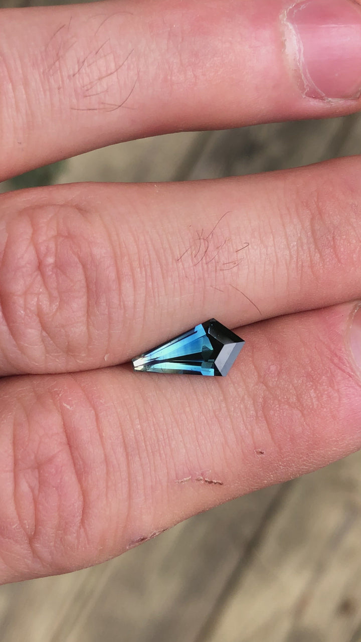 Parti Sapphire Kite – 1,56 Karat, Freiformschliff – Blaugrün/Blauer Saphir – 12,8 x 6,5 mm