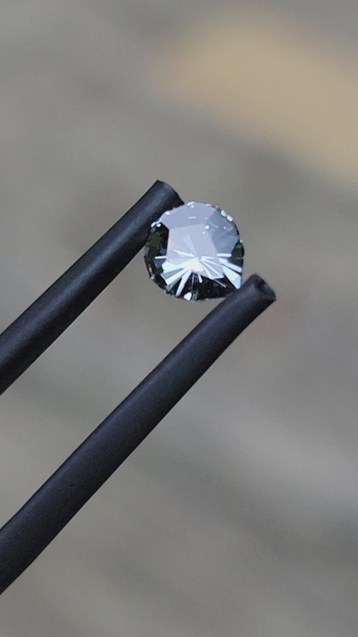 0,67 carat Silver/Blue Spinelle Tear Drop - Coupe de précision, 5,8 x 5,1 mm
